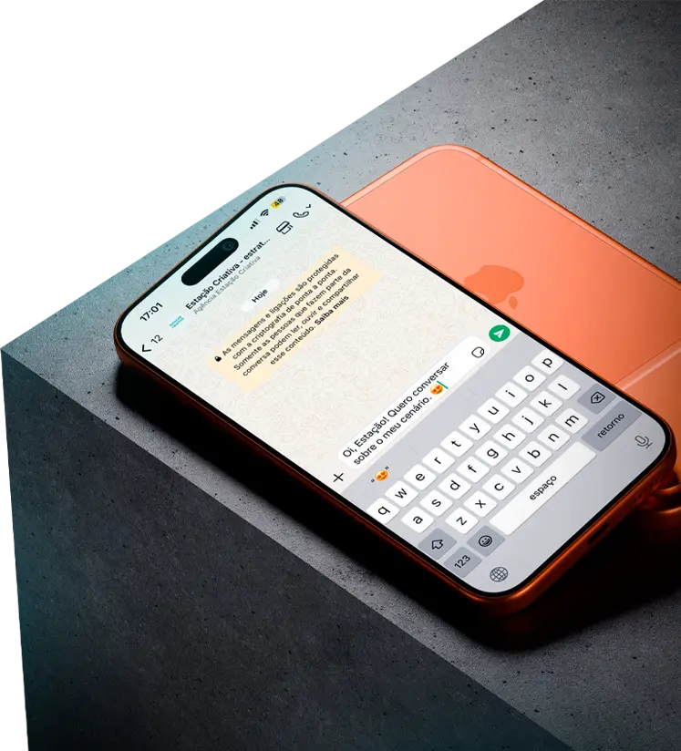 Celular com conversa no WhatsApp